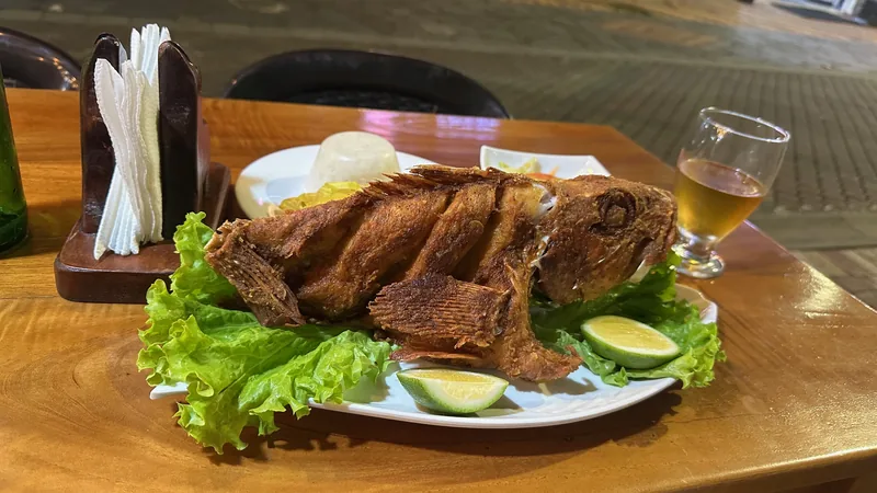 Plato de pescado con acompañamientos servido en San Cristóbal
