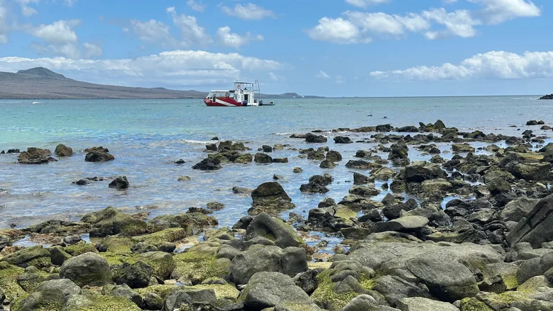 Orilla rocosa y aguas claras en San Cristóbal