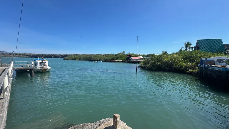 Embarcações na baía abrigada de Puerto Ayora, em Santa Cruz